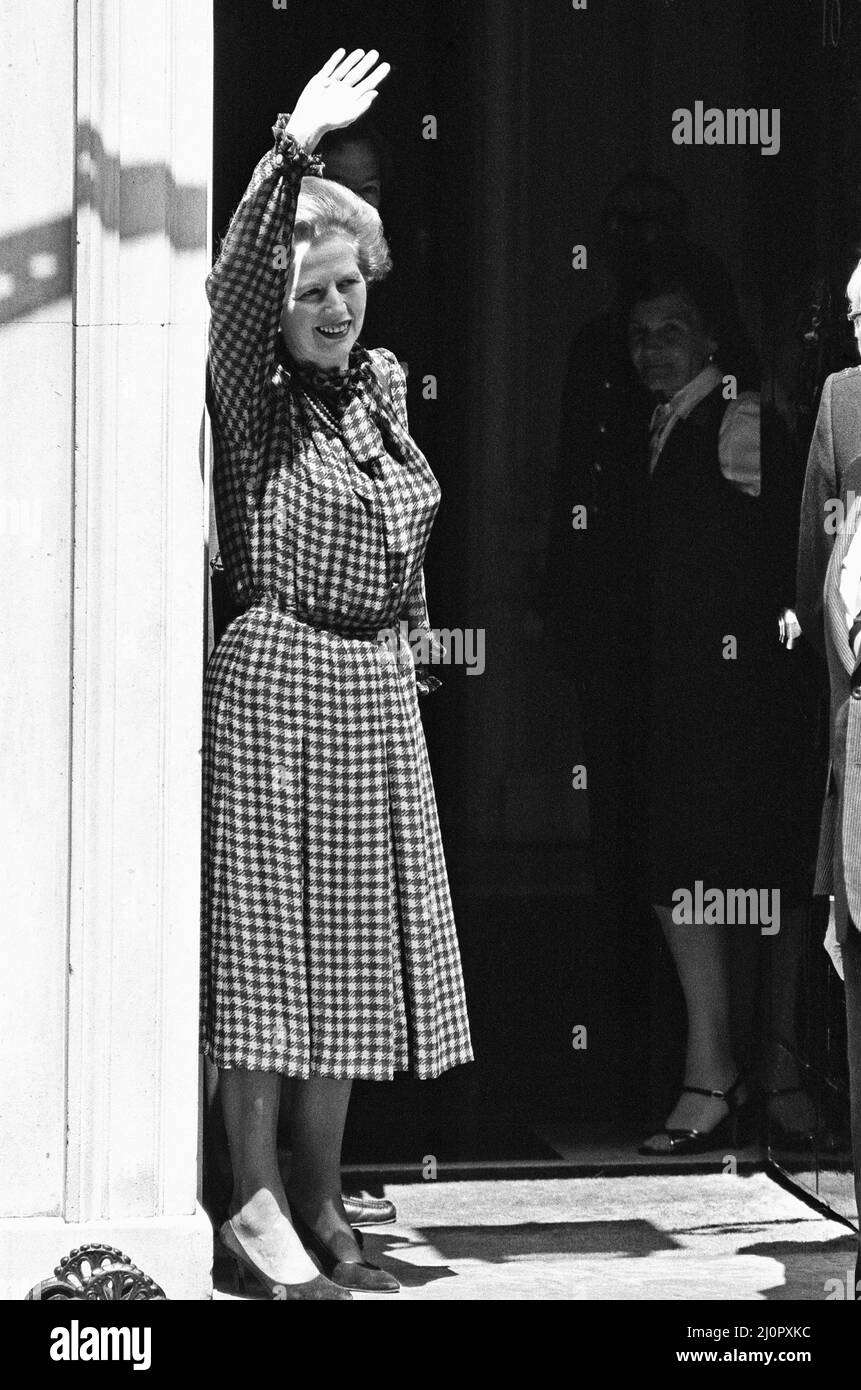 Premierministerin Margaret Thatcher auf den Stufen der Downing Street 10 winkt den Scharen von Wohlbewohnern nach ihrem Erdrutschsieg bei den Parlamentswahlen zu. 10.. Juni 1983 Stockfoto