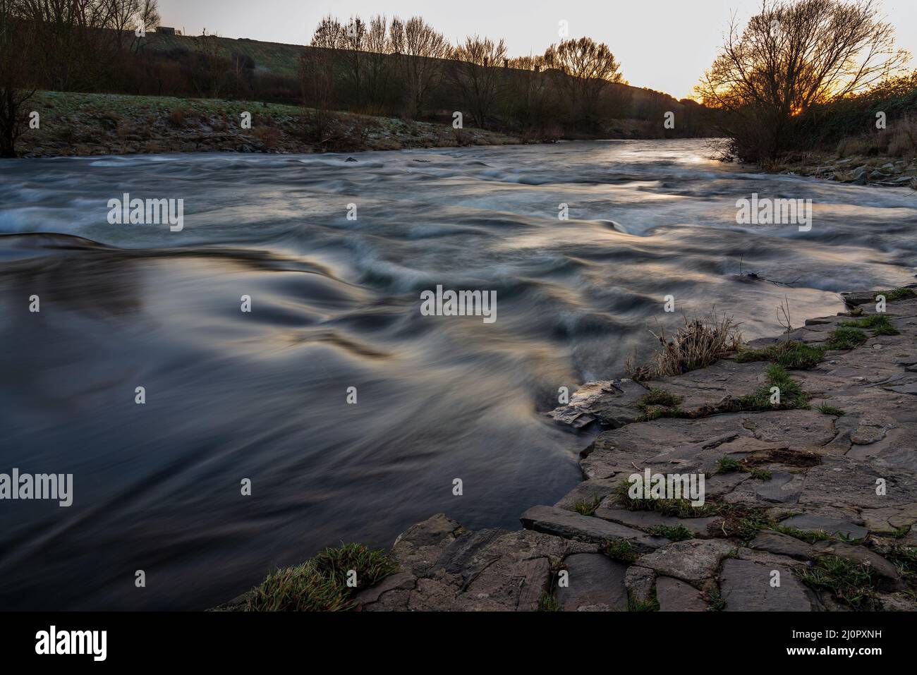 Fluss im Wald im Herbst Stockfoto