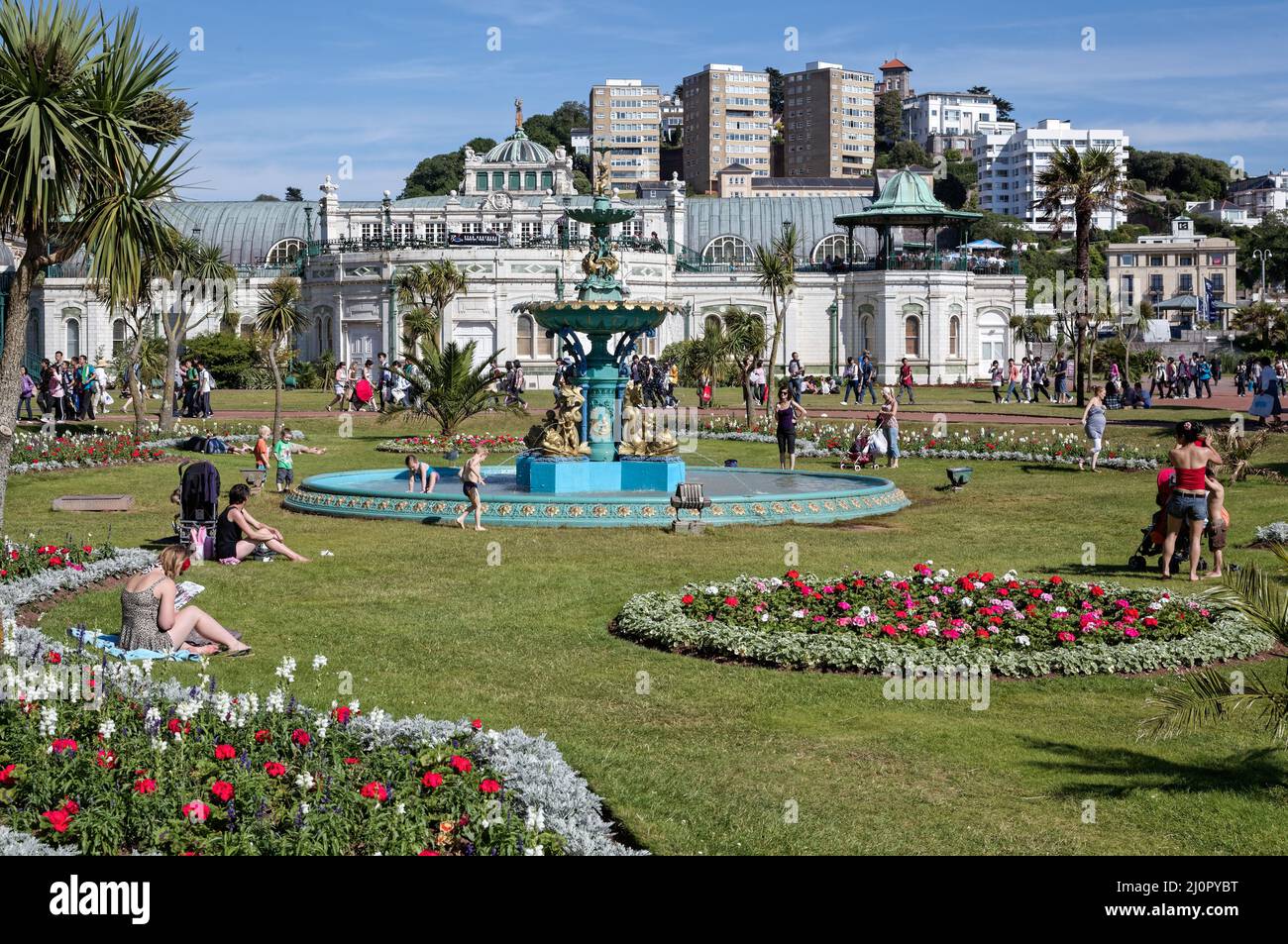 TORQUAY, DEVON, Großbritannien - JULI 28 : Menschen genießen die Sonne in Torquay Devon am 28. Juli 2012. Nicht identifizierte Personen. Stockfoto