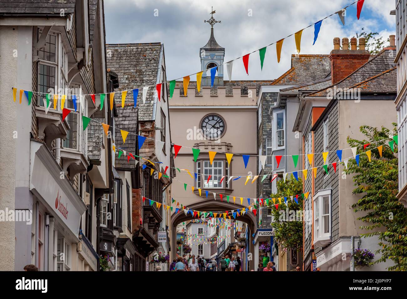 TOTNES, DEVON, UK - JULI 29 :Blick auf den Uhrenturm in Totnes am 29. Juli 2012. Nicht identifizierte Personen Stockfoto