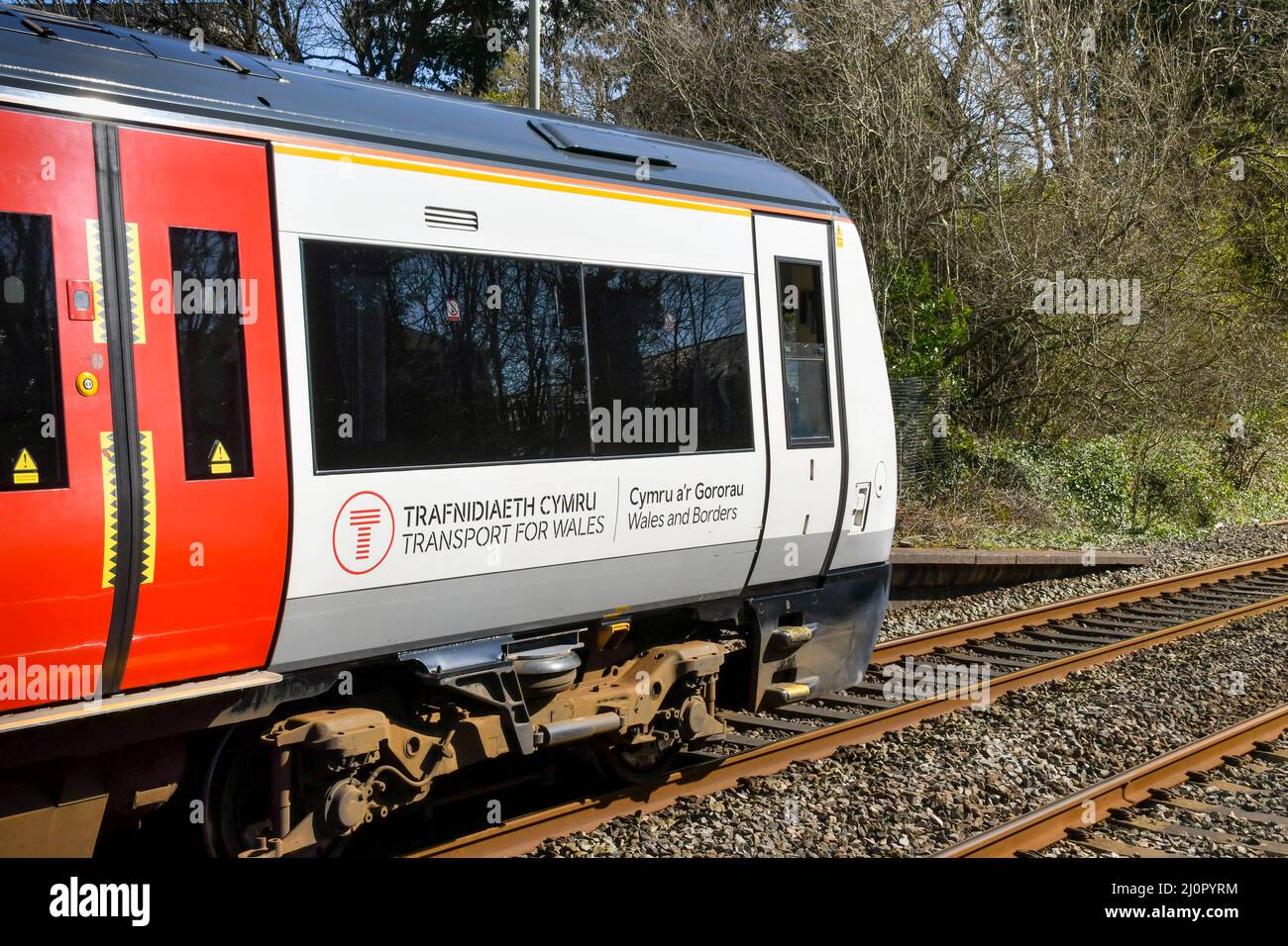 Pontyclun, Wales - März 2022: Seitenansicht eines Personenzuges von Transport for Wales am Bahnhof im Dorf Pontyclun Stockfoto