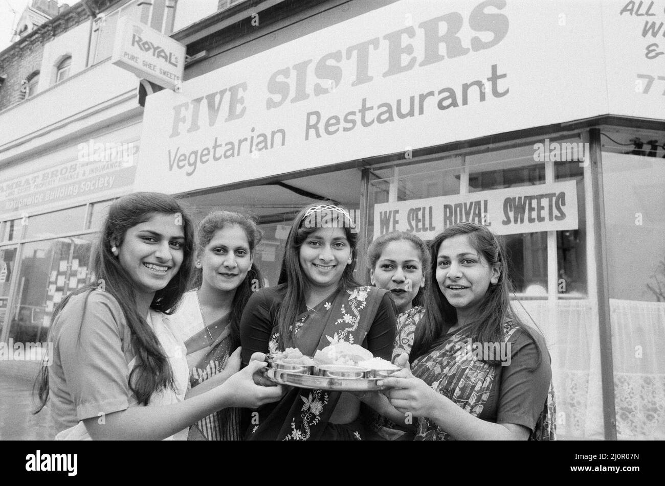 Five Sisters Vegetarian Restaurant, Stratford Road, Sparkbrook, Birmingham, Samstag, 3.. November 1984. Unser Bild Zeigt ... Die Schwestern Ladwa, von links, Bhavna, Urmila, Susmita, Tarulata und Chetna, kamen auf die Idee, ein Restaurant zu eröffnen, als sie erkannten, wie wenige Orte es gab, wo Hindu-vegetarische Gerichte serviert wurden, die Schwestern nehmen Seeschwalben zum Kochen und Servieren im Restaurant, das seit Mai geöffnet ist. Stockfoto