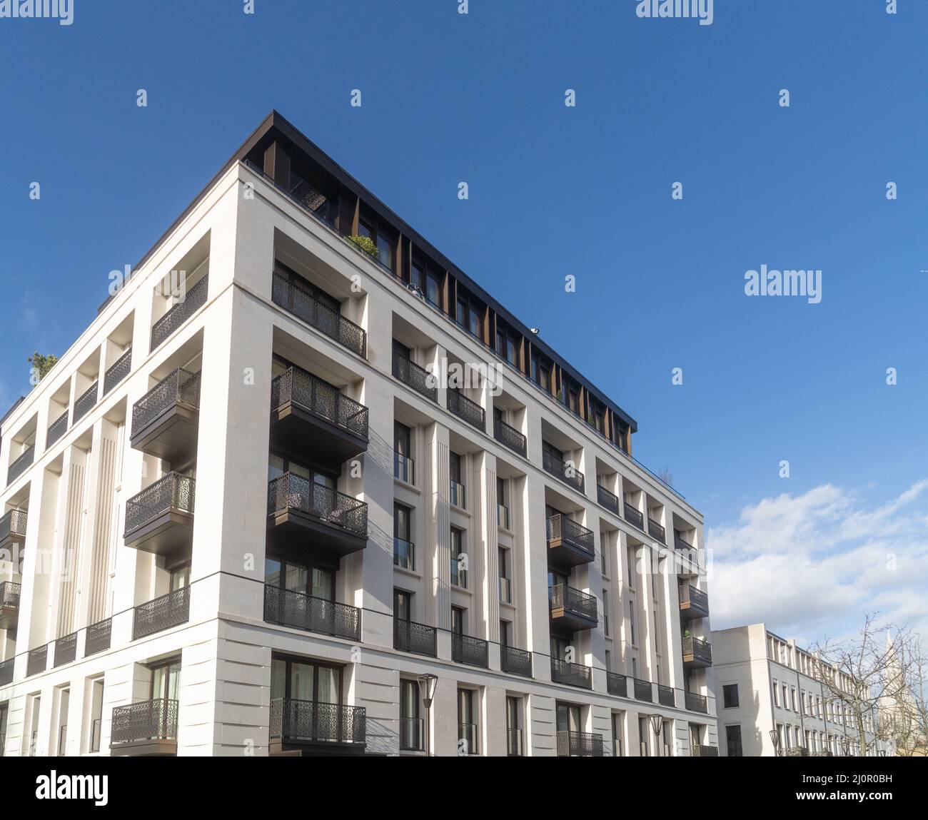 Die Luxuswohnungen Chelsea Barracks waren eine Kaserne der britischen Armee in der City of Westminster, London, England Stockfoto