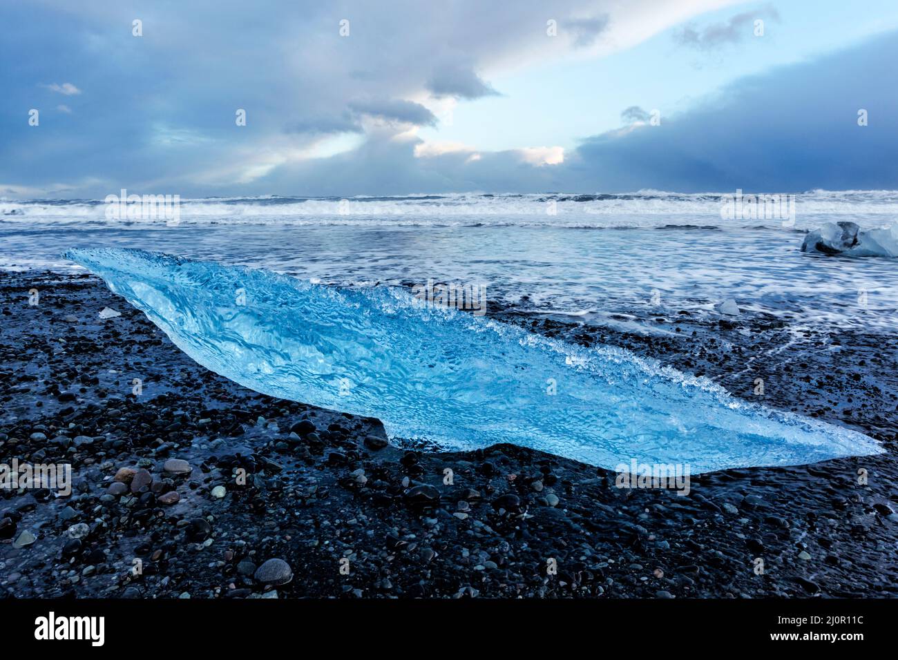 Eisberg-Reste wuschen am Strand von Jökulsarlön, wo Eisberge aus der Jökulsarlön-Lagune in Island fließen Stockfoto
