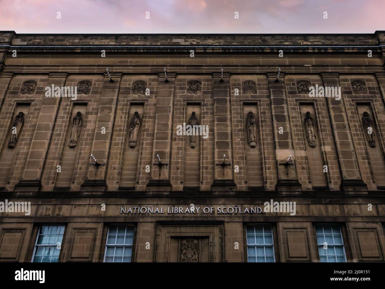 1930s Art Deco National Library of Scotland von Hew Lorimer & geschnitzte Steinmusen von Reginald Fairlie, George IV Bridge, Edinburgh, Schottland, Großbritannien Stockfoto