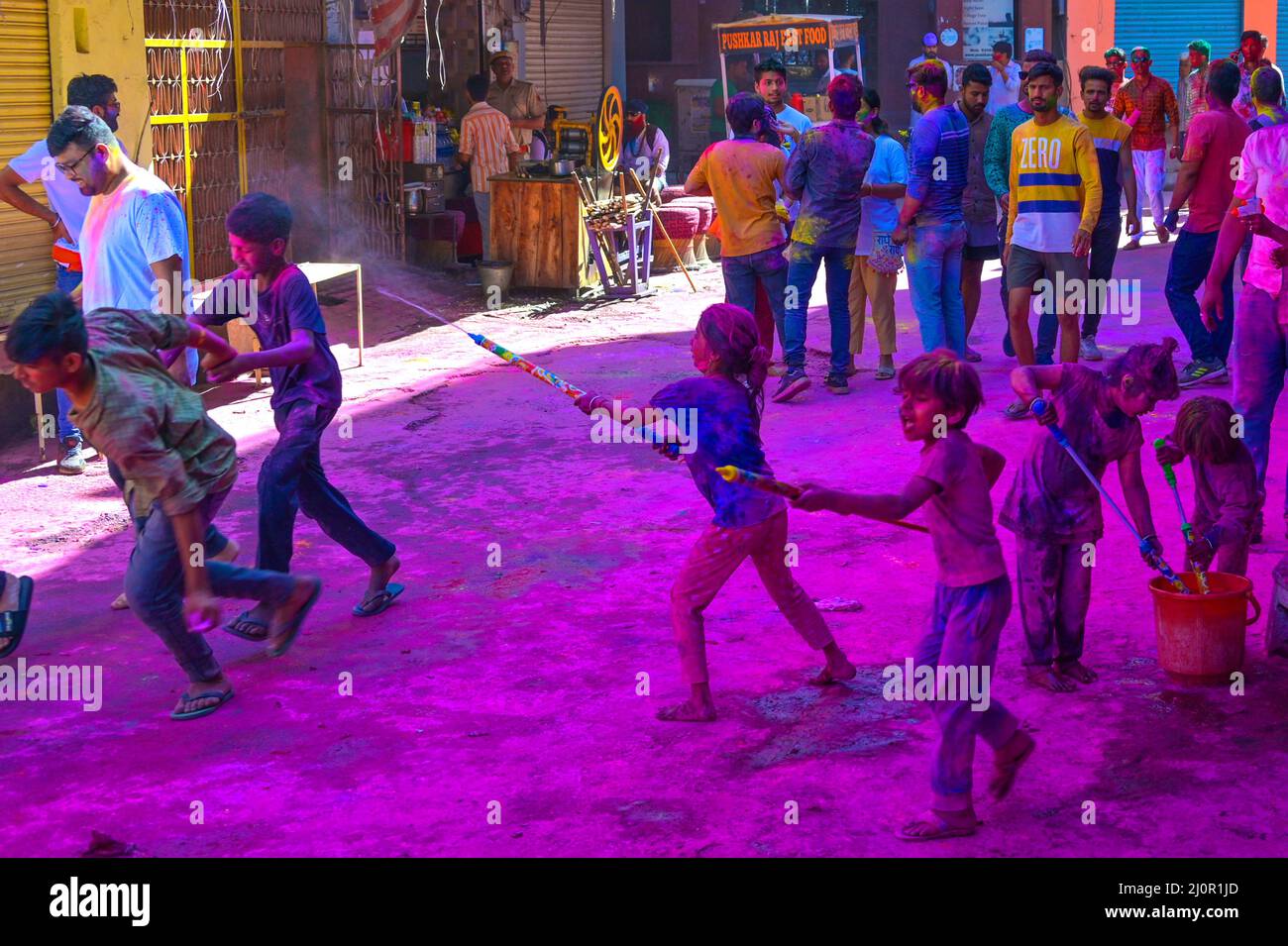 Die Menschen feiern das Holi-Festival der Farben in Pushkar, Indien, am 18. März 2022. (Foto von Shaukat Ahmed/Pacific Press/Sipa USA) Stockfoto