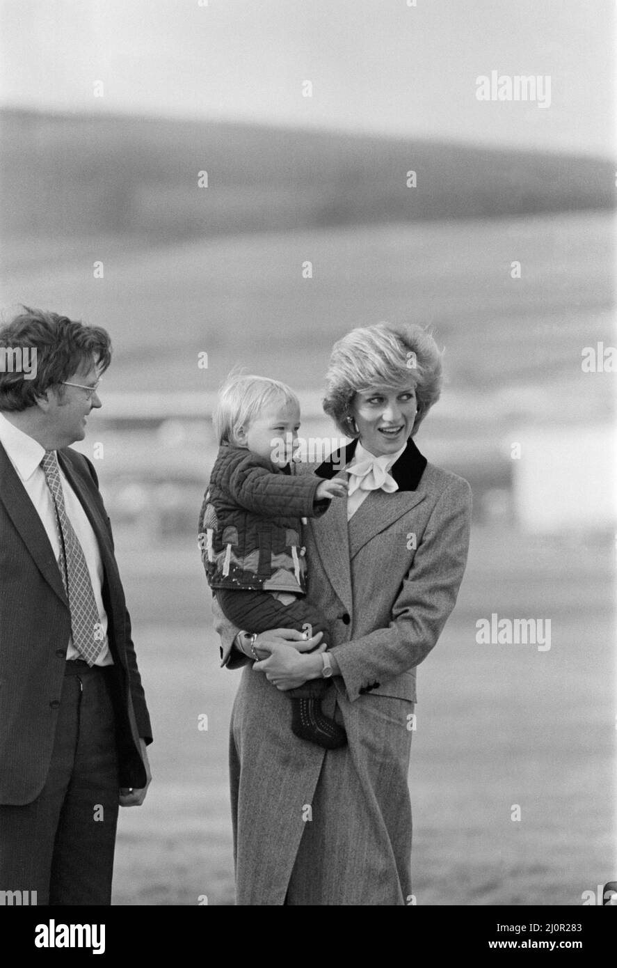 Ihre Königliche Hoheit Prinzessin Diana, die Prinzessin von Wales, hält ihren Sohn Prinz William fest, bevor sie am Flughafen Aberdeen, Schottland, in das königliche Flugzeug steigen. Bild 3 von 4 in dieser Sequenz von 4 Bildern bittet Prinzessin Diana Prinz William zu winken. Er versteht es nicht, also winkt er nicht. Und so winkt Prinzessin Diana, und bald winkt Prinz William mit ihr. Kopiert seine Mutter. Dies ist möglicherweise eine frühe, sogar erste, königliche Welle von einem damals 16. Monate alten Prinz William. Bild aufgenommen am 24.. Oktober 1983 Stockfoto