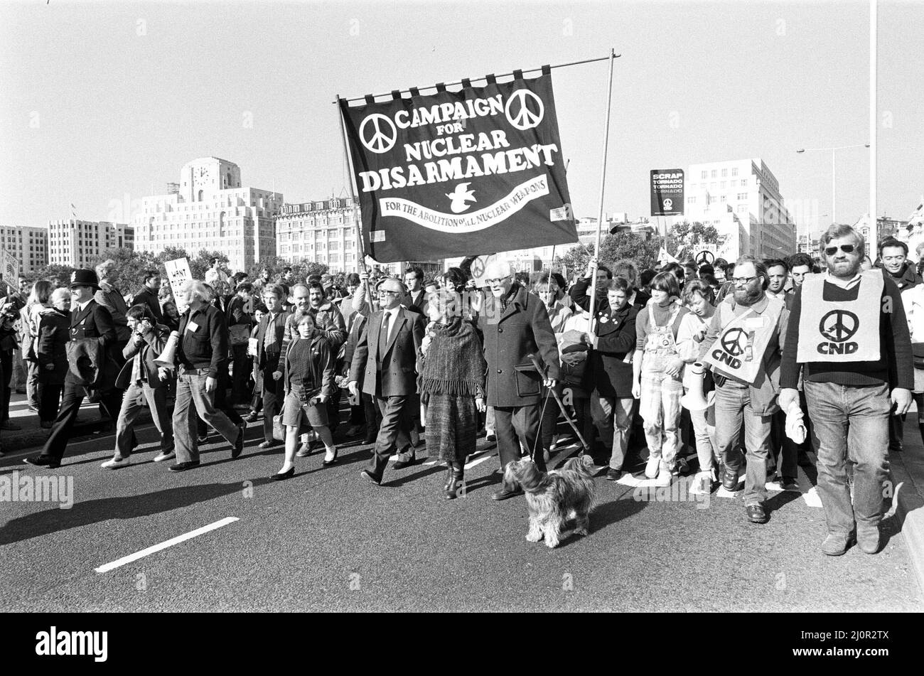 CND-Friedensmarsch in London 1983. Oktober Michael Foot führt die Kundgebung über die Waterloo Bridge an. Bild aufgenommen am 22.. Oktober 1983 Stockfoto