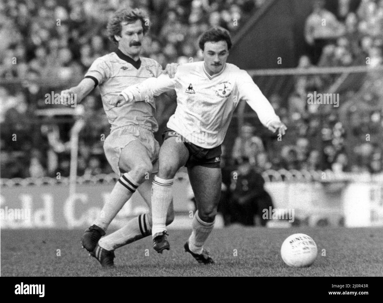 FA Cup vierte Runde Spiel in White Hart Lane, Tottenham Hotspur 2 gegen West Bromwich Albion 1, Terry Gibson von Spurs verwickelt mit West Broms Alistair Robertson, 1.. Februar 1983. Stockfoto