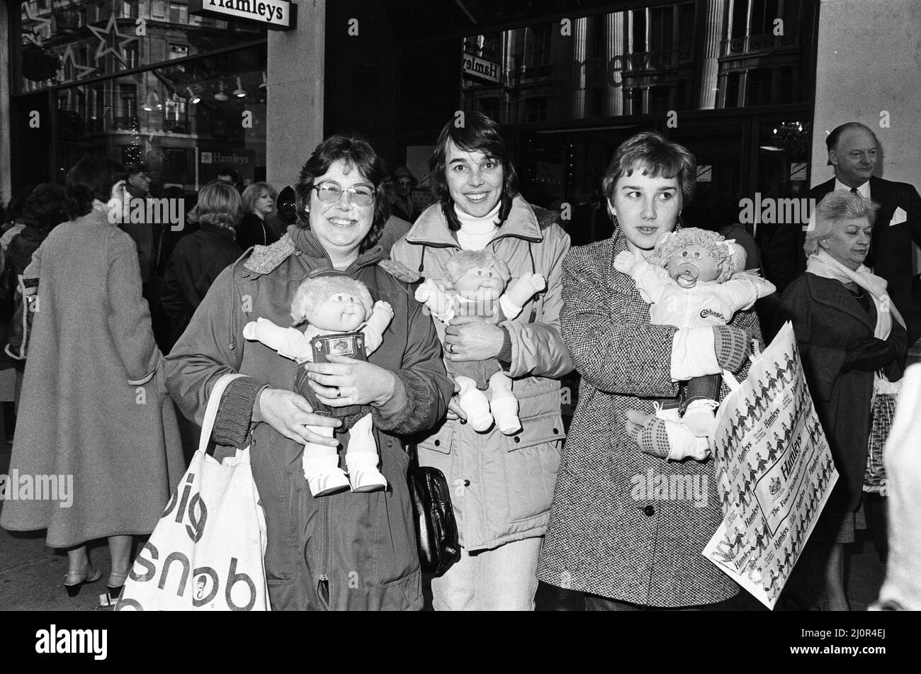 Kohl-Patch-Puppen in Hamleys, dem Top-Spielwarenladen in London. Hunderte von Menschen forderten die Puppen, als der Laden heute Morgen, Samstag, um 9,00 Uhr eröffnete. Die ersten drei Damen im Laden waren Chris Daughtrey und ihre Schwester Lorraine und Pam Southgate, alle aus Worthing. 3.. Dezember 1983. Stockfoto