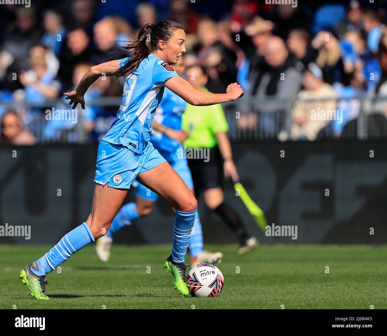 Caroline Weir #19 von Manchester City läuft mit dem Ball Stockfoto