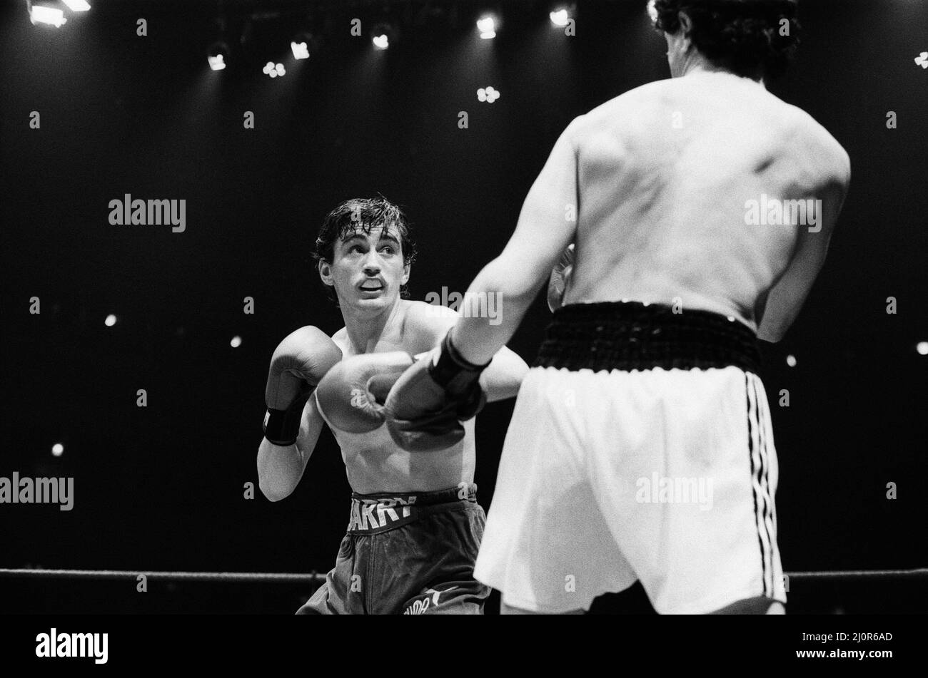 Barry McGuigan gegen Esteban Eguia in der Royal Albert Hall, Kensington, London.McGuigan verteidigte seinen EBU (European) Featherweight-Titel. (Bild) Kampfaktion. 5.. Juni 1984 Stockfoto