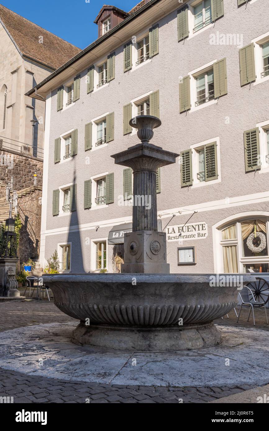 Rapperswil, Schweiz 27. Februar 2022 kleiner alter Brunnen auf einem Platz im Stadtzentrum Stockfoto