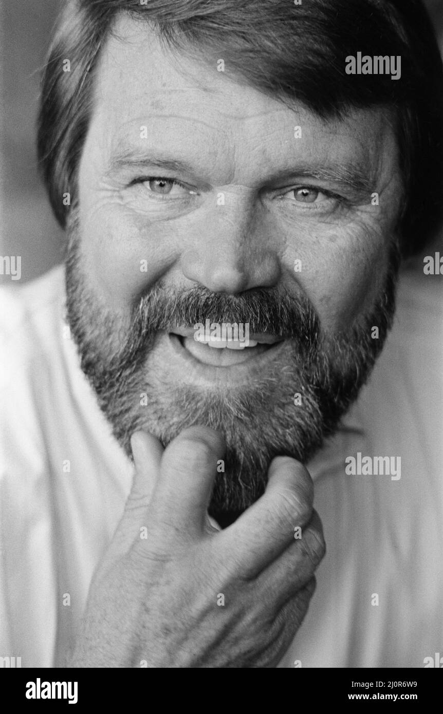 Glen Campbell in London. 19.. April 1984 Sehen Sie einen weiteren Rahmen in diesem Set, der Glen, seine Frau Kim und seinen Sohn Cal zeigt. Campbell heiratete 1982 Kimberly 'Kim' Woolen. Das Paar traf sich an einem blinden Date im Jahr 1981, als Woolen eine Radio City Music Hall 'Rockette' war. Zusammen haben sie drei Kinder: CAL, Shannon und Ashley. Alle drei sind seit 2010 als Teil seiner Touring-Band auf der Bühne zu Campbell gekommen. Zu Campbells Hits gehören seine Aufnahmen von John Hartfords „Gentle On My Mind“; Jimmy Webbs „By The Time I Get To Phoenix“, „Wichita Lineman“ und „Galveston“; Larry Weiss's „Rhinestone Cowboy“; A Stockfoto