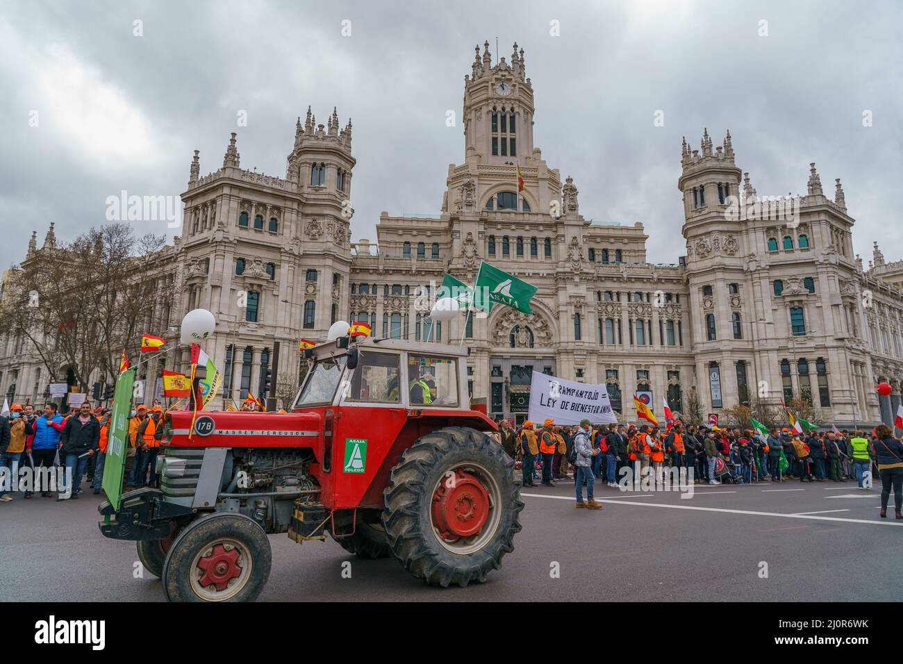 Madrid, Spanien. 20. März 2022. Ein Traktor mit Flaggen, die während einer Demonstration gesehen wurden. Demonstration der Bauerngewerkschaften und Jagdverbände, die eine "Allianz für den ländlichen Raum" bilden, um die wirtschaftliche und soziale Bedeutung des ländlichen Sektors zu markieren und in Madrid eine "Zukunft für den ländlichen Raum" zu fordern. Kredit: SOPA Images Limited/Alamy Live Nachrichten Stockfoto