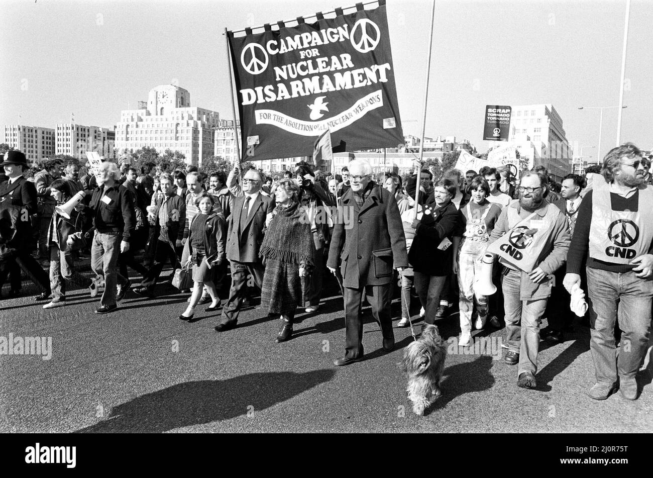 CND-Friedensmarsch in London 1983. Oktober Michael Foot führt die Kundgebung über die Waterloo Bridge an. Foto aufgenommen am 22.. Oktober 1983 FRAU JILL CRAIGIE Stockfoto