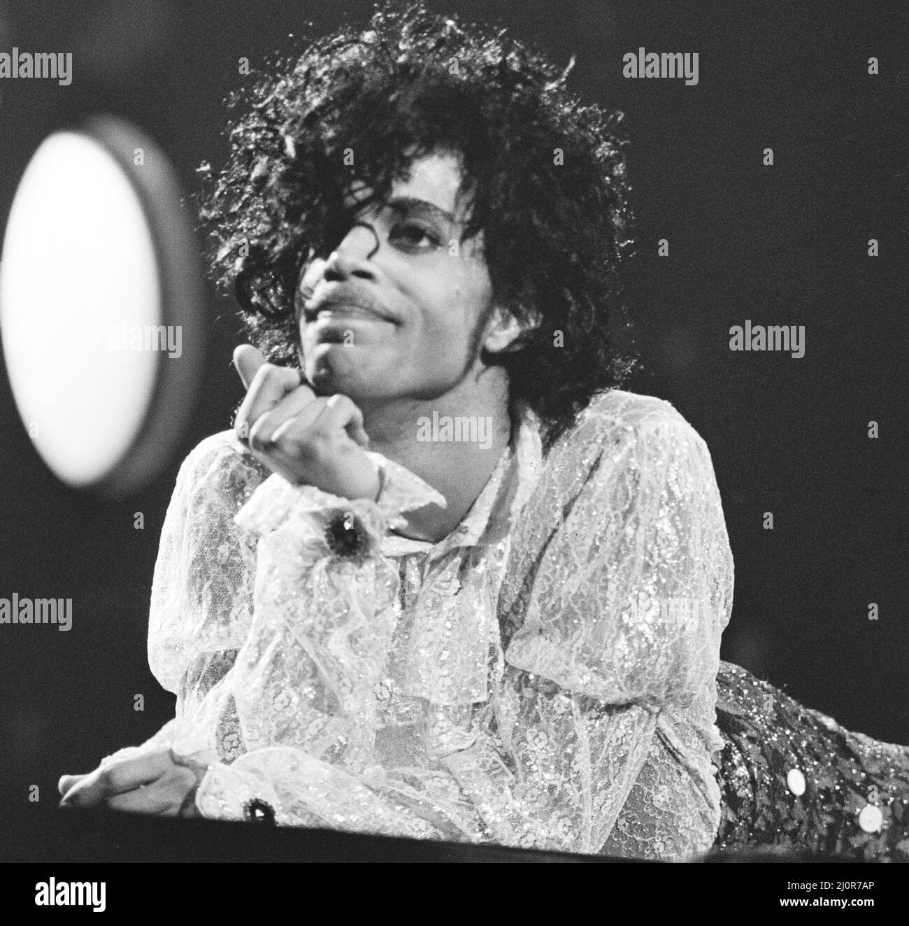 Prince spielt auf der Bühne in der Joe Louis Arena, Chicago 11.. November 1984. Die Purple Rain Tour Stockfoto