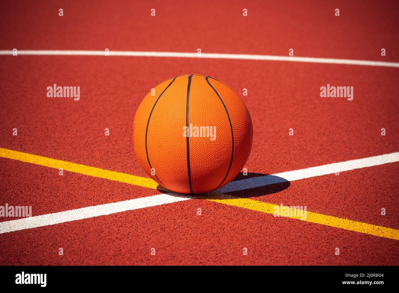 Basketball in der Mitte des Platzes im Freien Stockfoto