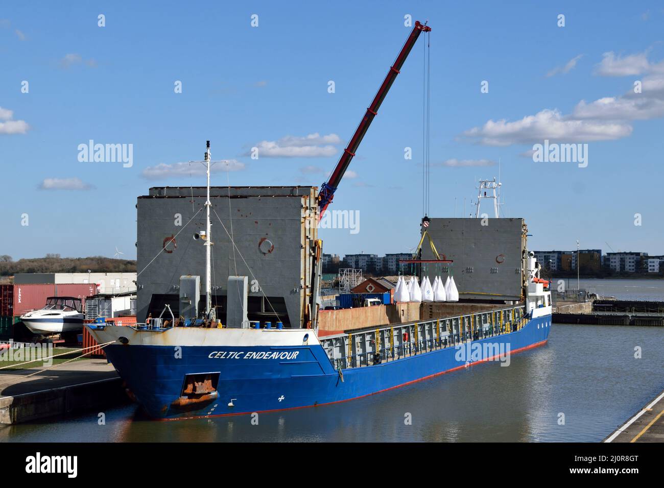 Das Frachtschiff CELTIC ENDEAVOUR ist neben der KGV-Schleuse in den Londoner Royal Docks bereit, eine Ladung Zementpulver aus Portugal zu entladen Stockfoto