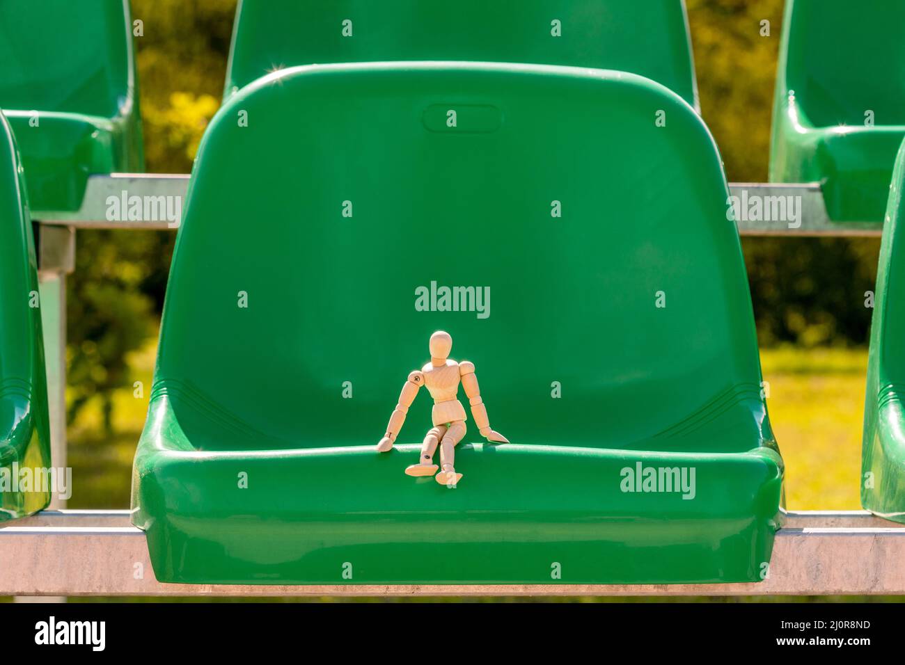 Hölzerner Zuschauer, der im Stadion sitzt Stockfoto