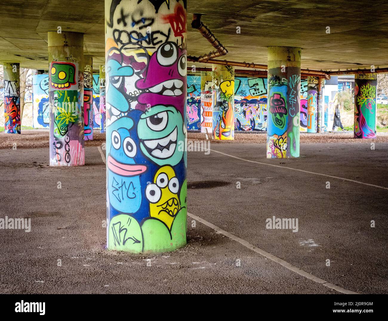 Flyover-Stützen des Straßensystems des Cumberland Basin in Bristol in Großbritannien wurden als inoffizielle Graffiti-Street-Art-Galerie verwendet Stockfoto