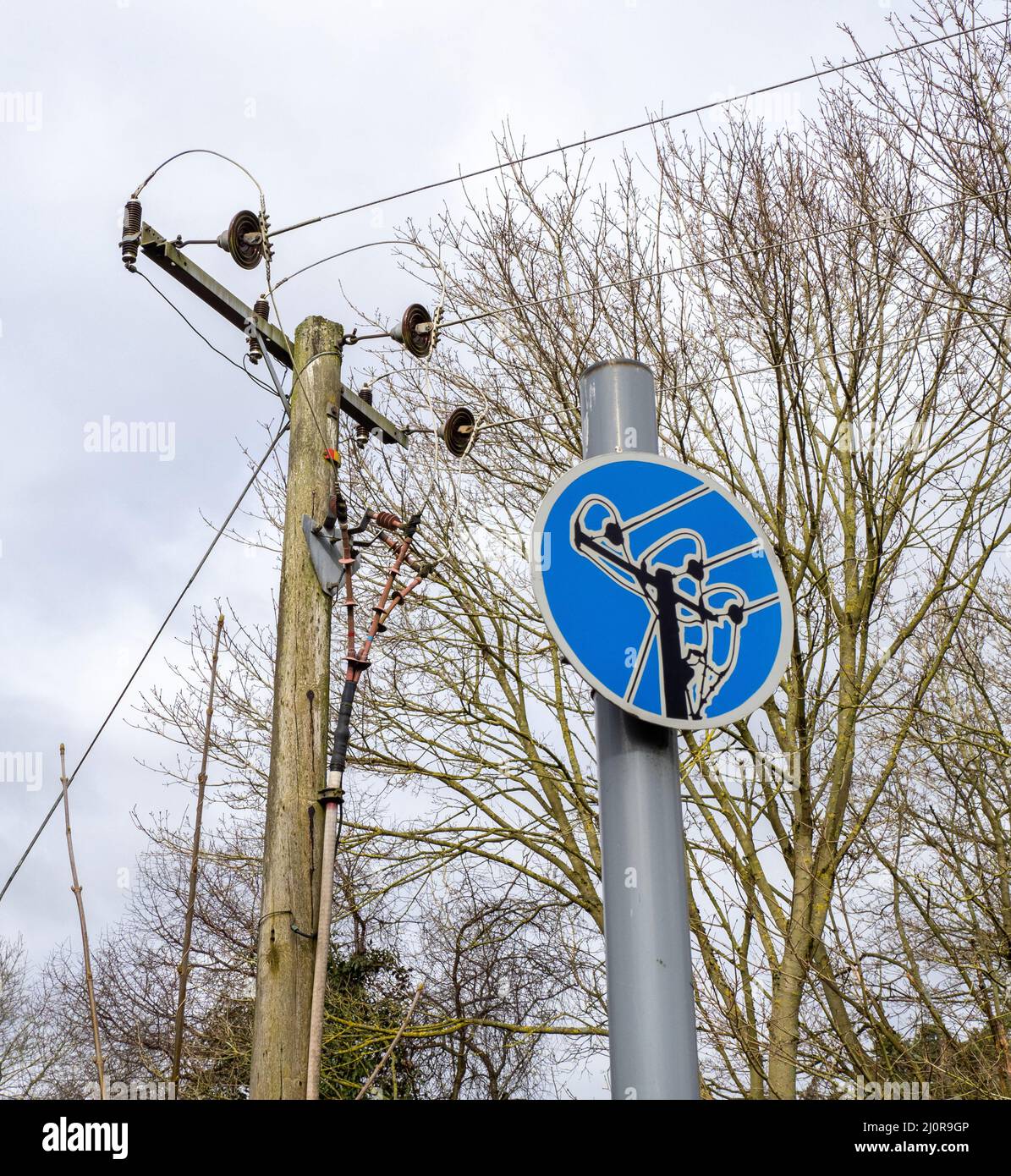 Wörtliches Warnschild bei obenliegenden Stromkabeln - Großbritannien Stockfoto