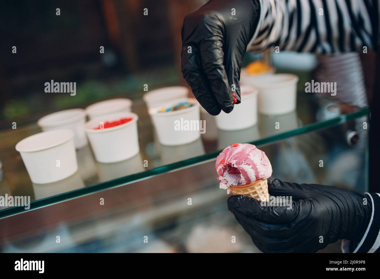 Belag verschiedener Geschmacksrichtungen für gefrorenen Joghurt oder Eis Stockfoto