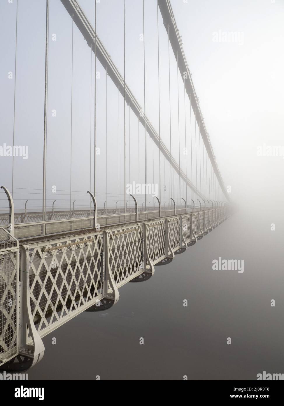 Die Clifton Suspension Bridge verschwindet an einem nebligen Morgen in Bristol, Großbritannien, im Nebel Stockfoto