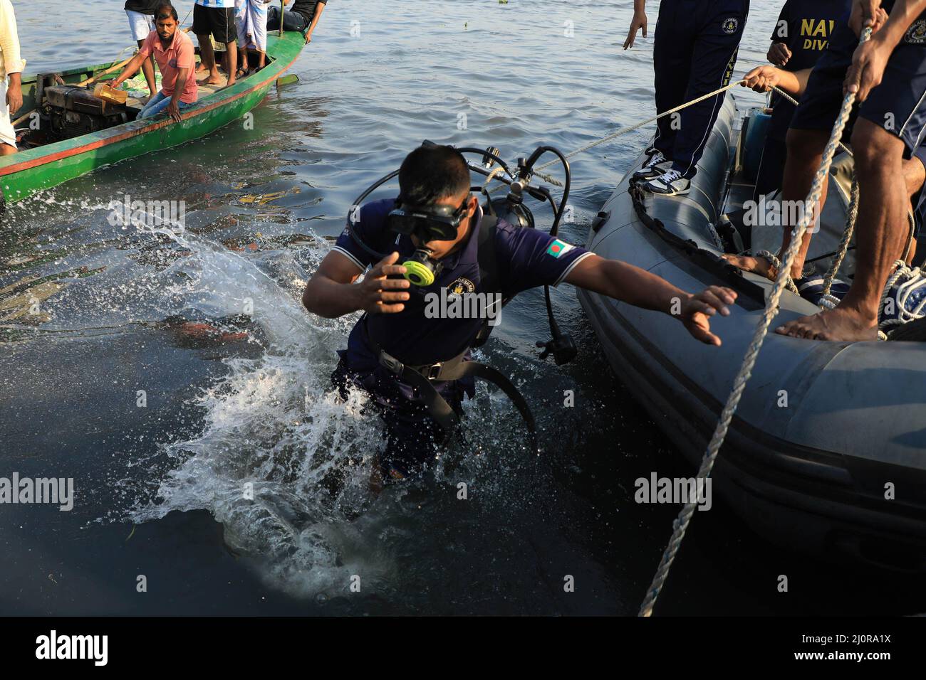 Narayanganj, Bangladesch. 20. März 2022. Taucher, die im Fluss Shitalakshya in Narayanganj während der Rettungsaktion nach einem Start gesehen wurden, gekentert. Mindestens sechs Menschen starben und Dutzende bleiben vermisst, als ein Start kenterte, nachdem er am Sonntagnachmittag von einem Frachtschiff getroffen wurde. Kredit: SOPA Images Limited/Alamy Live Nachrichten Stockfoto