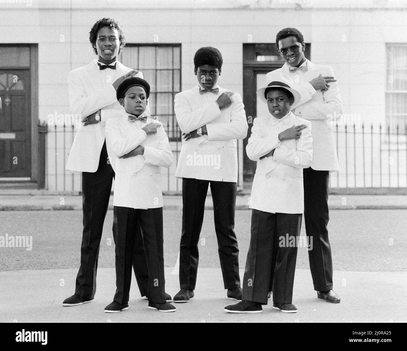 Musical Youth, britische jamaikanische Pop-/Reggaegruppe, die derzeit das Video für ihre aktuelle Single mit dem Titel '007' aufnehmen, aufgenommen am 10.. Oktober 1983. Mitglieder der Gruppe sind: Freddie Waite a.k.a. Junior, Dennis Seaton, Patrick Waite, Michael Grant & Kelvin Grant *** Local Caption *** Freddie Waite Junior Joir Dennis Seaton Patrick Waite Michael Grant Kelvin Grant Stockfoto