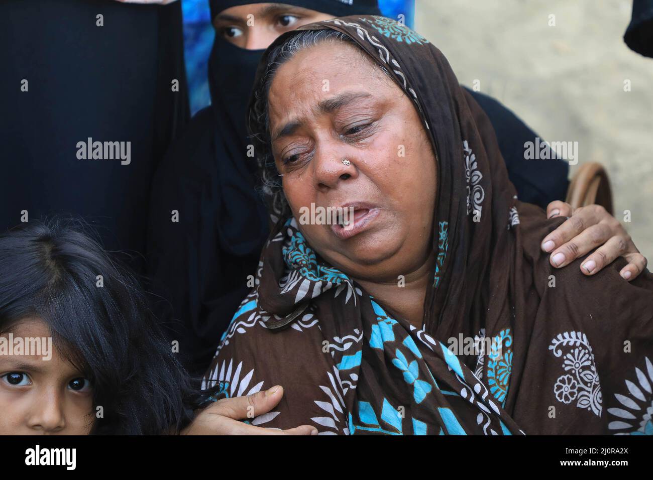 Narayanganj, Bangladesch. 20. März 2022. Ein Verwandter eines Opfers trauert, nachdem die Leichen nach dem Start, der im Fluss Shitalakshya gekentert war, geborgen wurden. Mindestens sechs Menschen starben und Dutzende bleiben vermisst, als ein Start kenterte, nachdem er am Sonntagnachmittag von einem Frachtschiff getroffen wurde. Kredit: SOPA Images Limited/Alamy Live Nachrichten Stockfoto