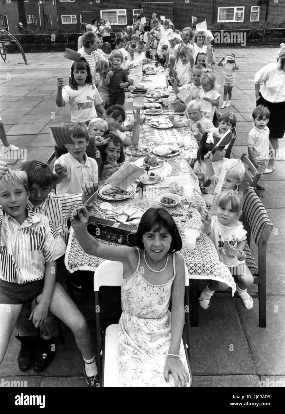 Die Kinder von Hareydene, Newcastle, genießen eine Straßenparty, die für die Geburt von Prinzessin Beatrice an Prinz Andrew und die Herzogin von York im 11. August 1983 gegeben wurde. Stockfoto