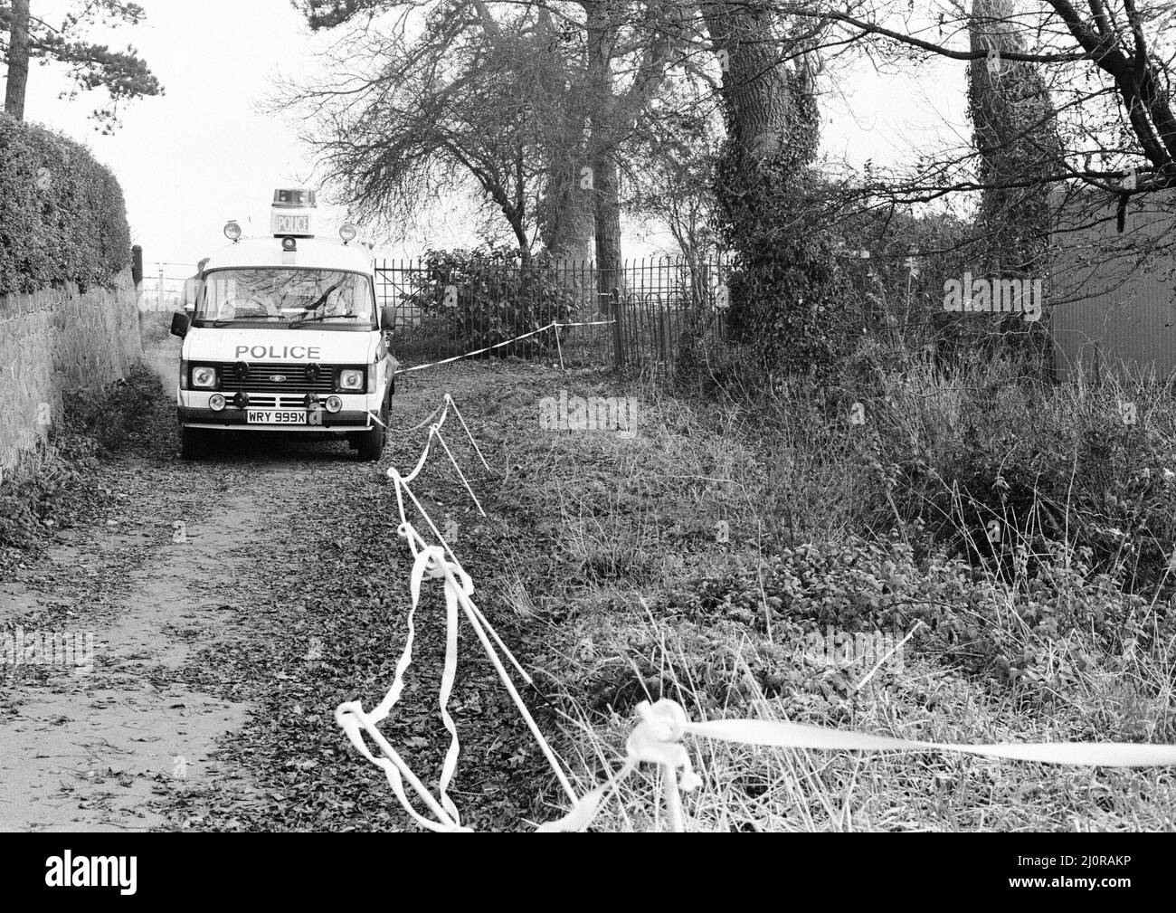Tatort polizeiliche Untersuchung des Wanderweges, der lokal als Black Pad in Narborough, Leicestershire, bekannt ist, wo das 15-jährige Schulmädchen Lynda Mann vergewaltigt und erwürgt aufgefunden wurde, aufgenommen am Mittwoch, den 23.. November 1983. Colin Pitchfork wurde zu lebenslanger Haft (1988) verurteilt, nachdem er die separaten Morde an Lynda Mann im Alter von 15 (1983) und Dawn Ashworth im Alter von 15 (1986) zugegeben hatte. Er war der erste, der aufgrund von DNA-Fingerabdrücken wegen Mordes verurteilt wurde und der erste, der infolge eines DNA-Massenscreenings gefangen wurde. Stockfoto