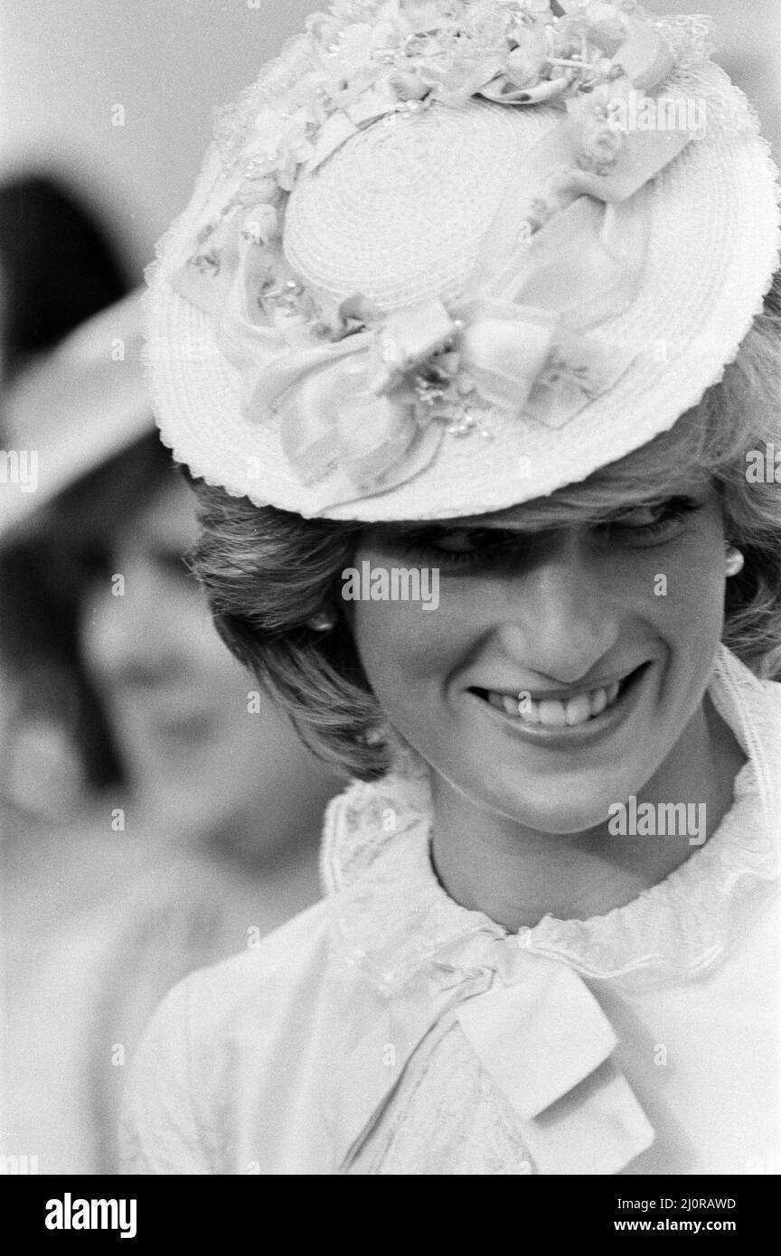 Prinzessin Diana kleidete sich in edwardianischer Mode für einen Klondike-Abend im Edmonton Park, Edmonton, Alberta. Die Prinzessin ein atemberaubendes Kleid im Stil von 1878 für ein „frech“ hochtrabendes Kabarett, das das königliche Paar zurück in die Goldrauschtage brachte. 29.. Juni 1983. Stockfoto