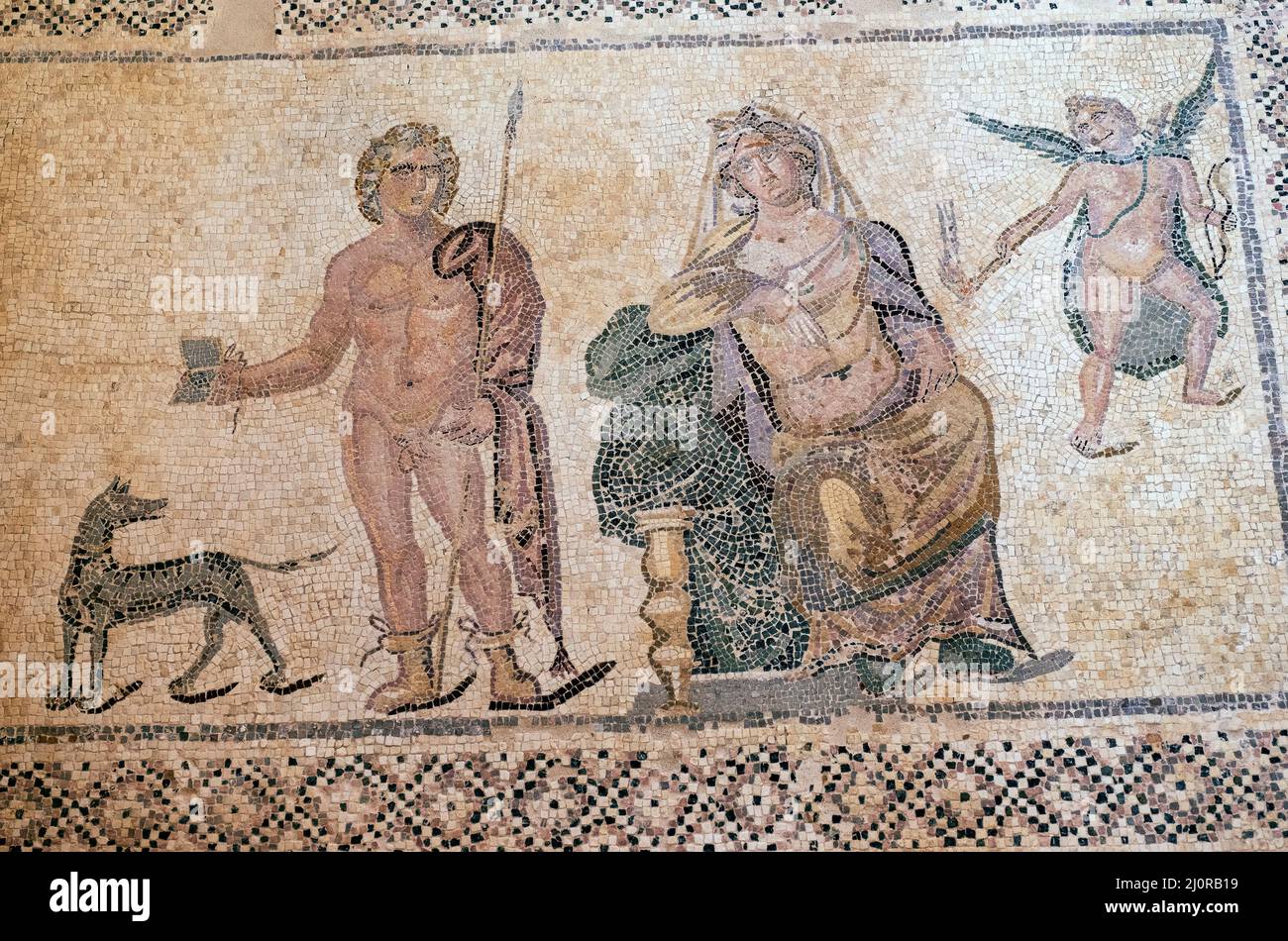 Mosaik im Haus des Dionysos, Paphos, Zypern: Szene zeigt Hippolytos und seinen Hund in einer Jagdszene, die einen Liebesbrief von Phaedra liest (rechts). Stockfoto