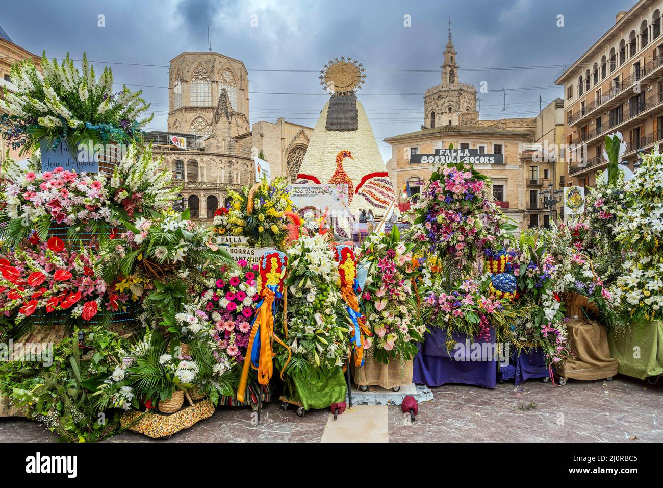 Die Zeremonie zur Blumengabe (ofrena de flors oder ofrenda de flores) während des jährlichen Fallas Festivals, Valencia, Spanien Stockfoto