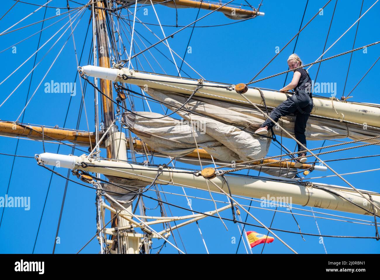 Las Palmas, Gran Canaria, Kanarische Inseln, Spanien. 20.. März 2022. Die Besatzung des schwedischen Großschiffs Gunilla ist hoch im herrlichen Sonnenschein im Hafen von Las Palmas auf Gran Canaria unterwegs. Kredit: Alan Dawson/ Alamy Live Nachrichten. Stockfoto