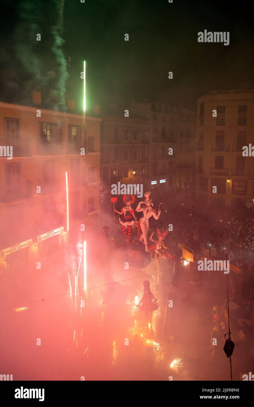 Menschen beobachten, wie eine Falla-Skulptur während des Crema-Ereignisses in der letzten Nacht des Fallas-Festivals in Valencia, Spanien, brennt Stockfoto