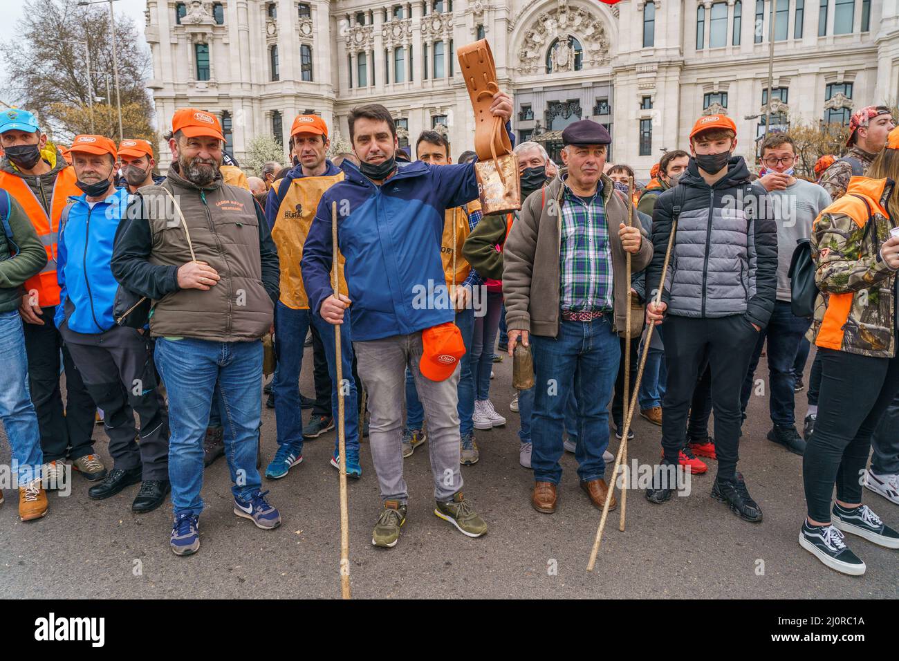 Madrid, Spanien. 17. März 2022. Demonstranten mit Stöcken und Kuhglocken, die während einer Demonstration gesehen wurden. Demonstration der Bauerngewerkschaften und Jagdverbände, die eine „Allianz für den ländlichen Raum“ bilden, um die wirtschaftliche und soziale Bedeutung des ländlichen Sektors zu markieren und in Madrid eine „Zukunft für den ländlichen Raum“ zu fordern. (Bild: © Atilano Garcia/SOPA Images via ZUMA Press Wire) Stockfoto