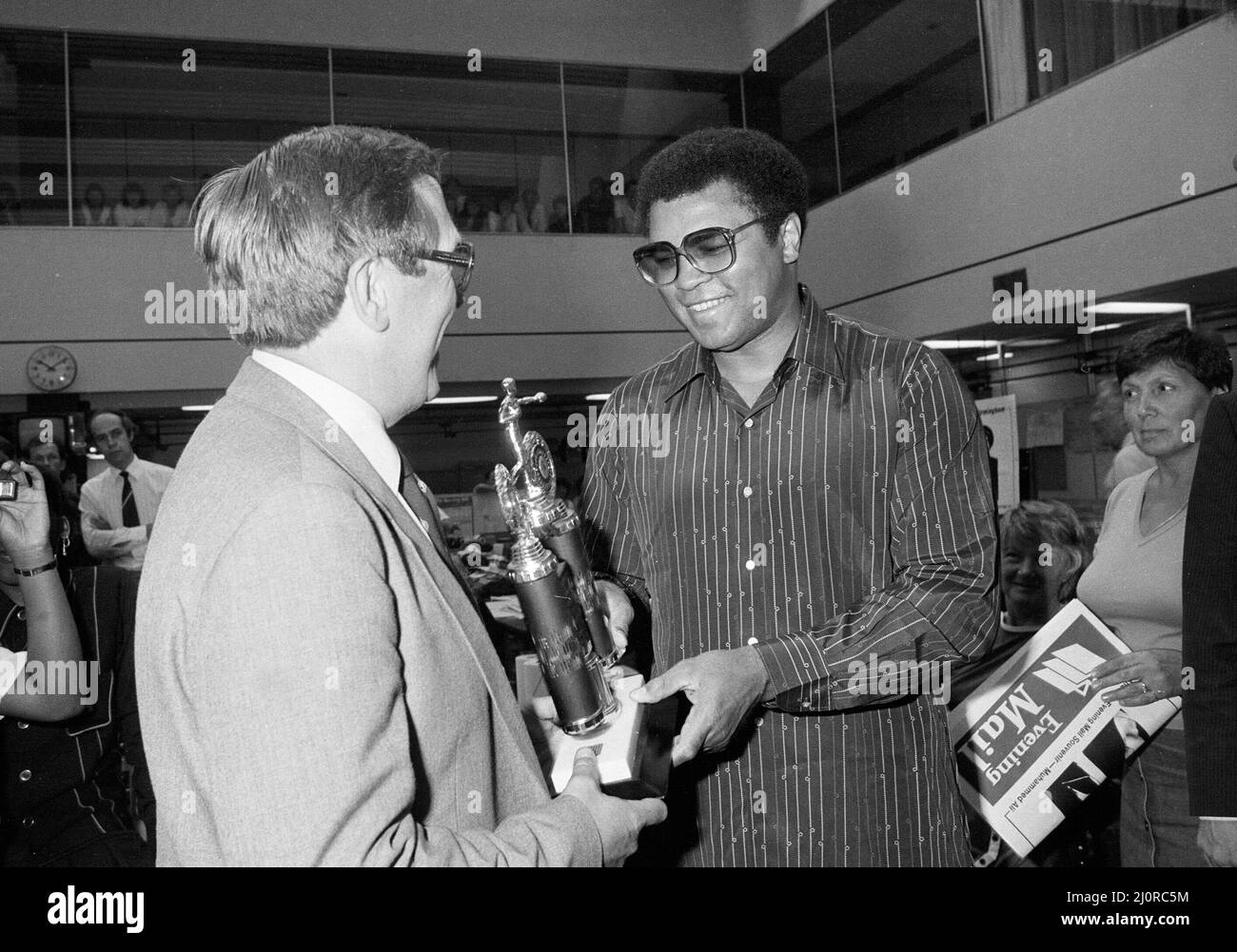 Der amerikanische Ex-Weltmeister Muhammad Ali, der Boxer im Schwergewicht, wurde während seines Besuchs in Birmingham im Gebäude der Post and Mail-Zeitungen abgebildet. 12.. August 1983. Stockfoto
