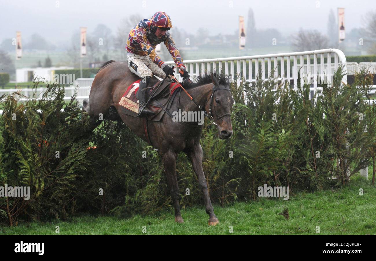 4,10 die Glenfarcras Cross Country Potters Corner mit Jack Tudor springt am letzten Tag 2 beim Cheltenham Gold Cup Festival in Chelte Stockfoto