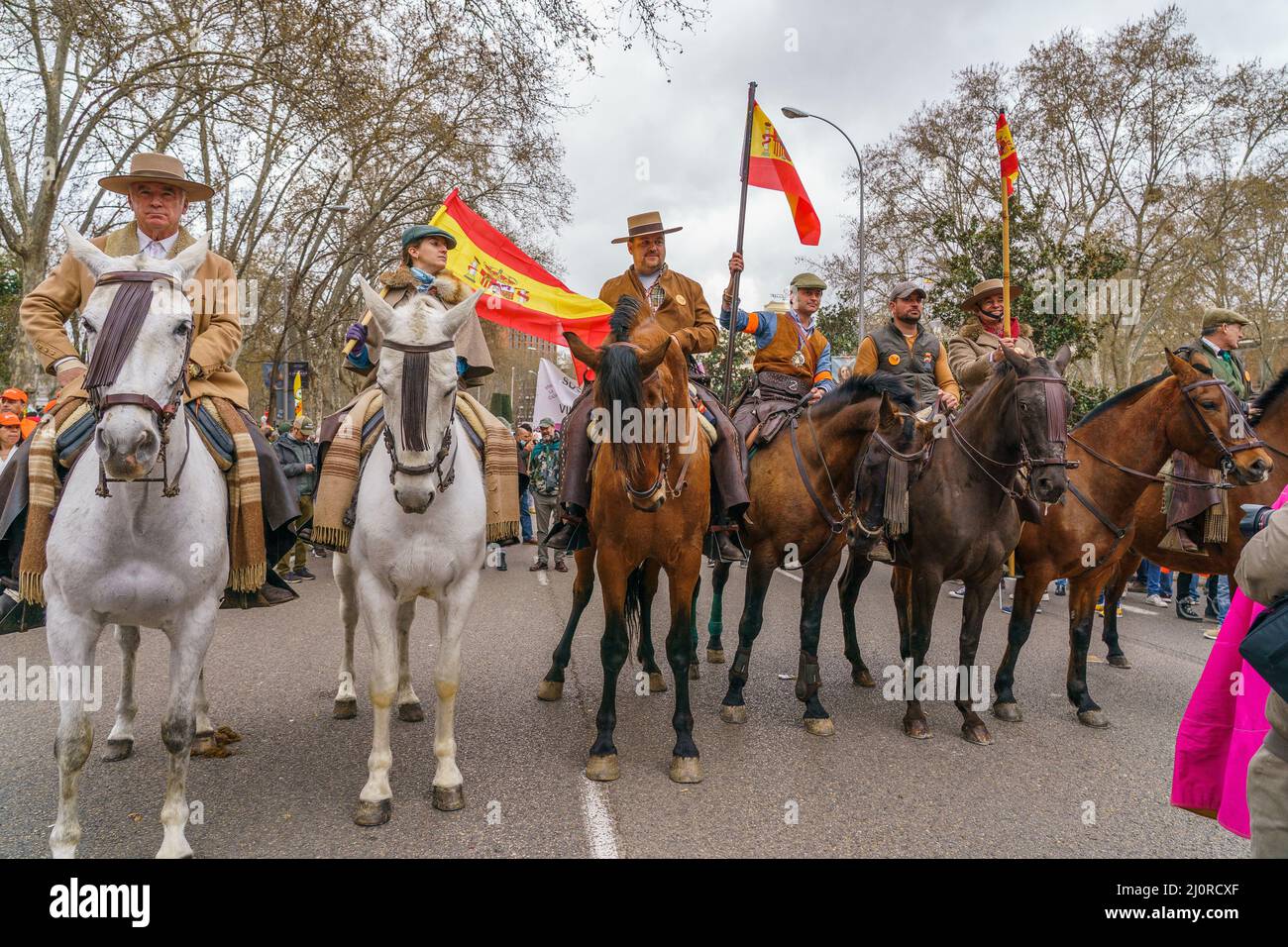 Madrid, Spanien. 17. März 2022. Demonstranten mit Pferden nehmen an einem Protest Teil. Demonstration der Bauerngewerkschaften und Jagdverbände, die eine „Allianz für den ländlichen Raum“ bilden, um die wirtschaftliche und soziale Bedeutung des ländlichen Sektors zu markieren und in Madrid eine „Zukunft für den ländlichen Raum“ zu fordern. (Bild: © Atilano Garcia/SOPA Images via ZUMA Press Wire) Stockfoto