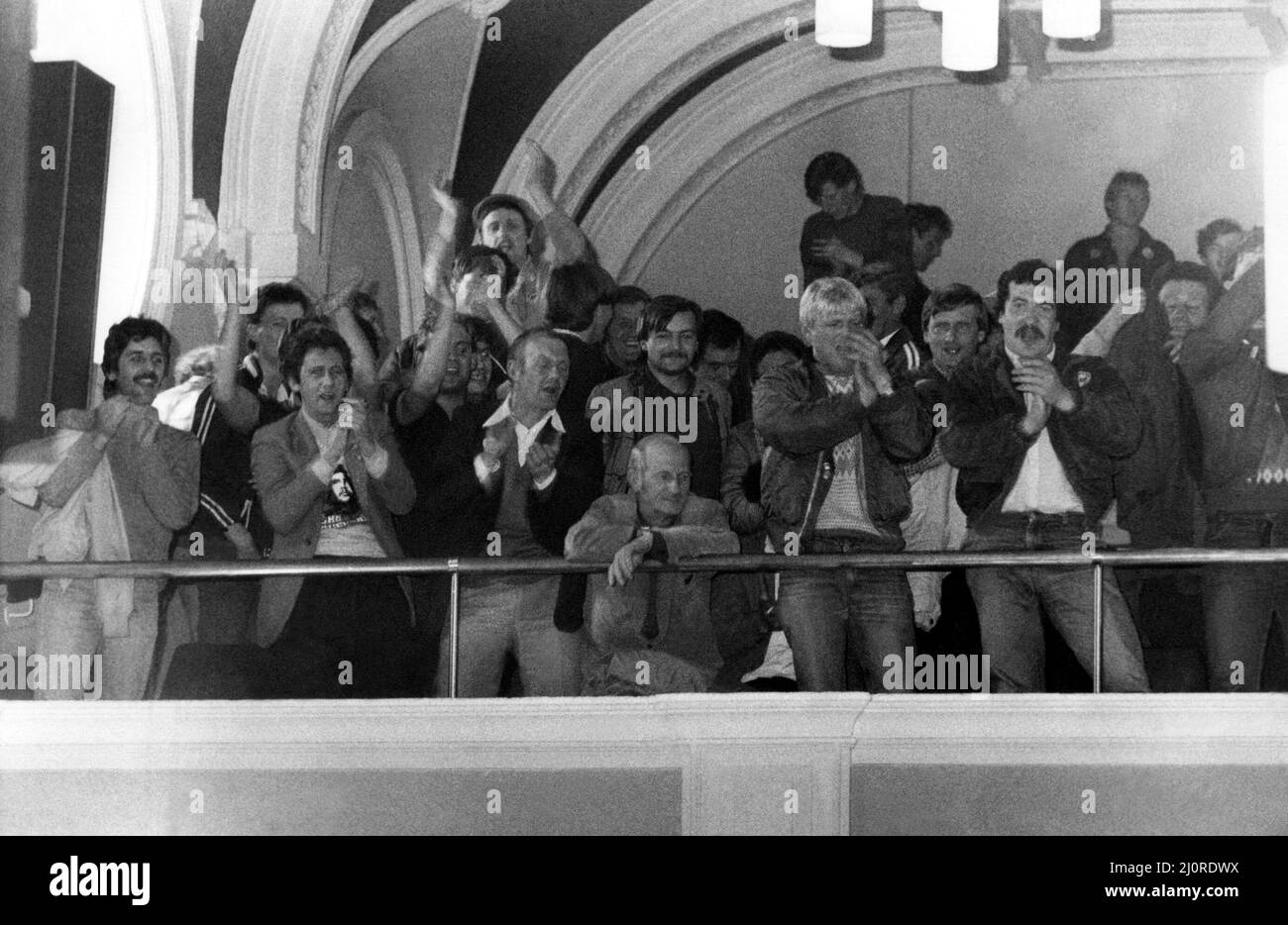 Die National Miners Strike 1984 wütende Ratepayer jottern gestern Abend mit hunderten von Bergleuten, als die Ratsmitglieder des Landkreises Labour dafür stimmten, ¿100.000 an streikende Fallstricke im Rathaus von Gateshead am 21. Mai 1984 zu geben Stockfoto