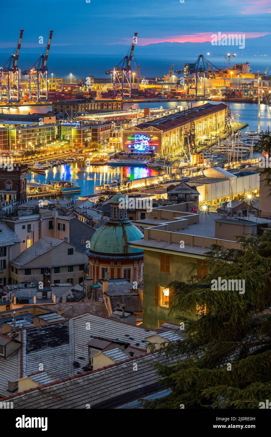 Blaue Stunde über der Altstadt von Genua Stockfoto