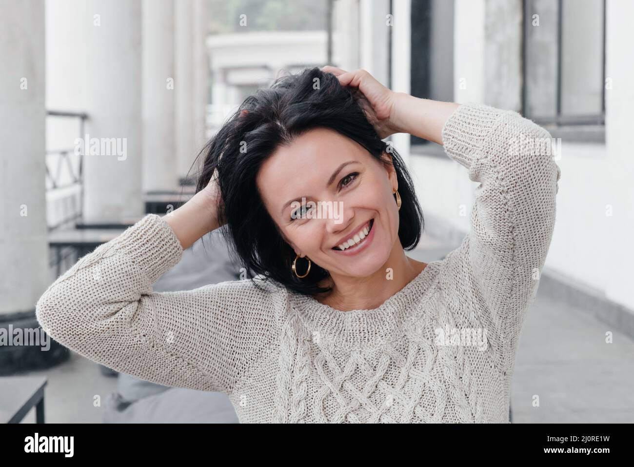 Stilvolle Frau im Freien auf der Terrasse in der Stadt. Schöne Frauen mittleren Alters, urbane Lage, Porträt von Erwachsenen stilvolle Modell in ihrem 40s, Stockfoto