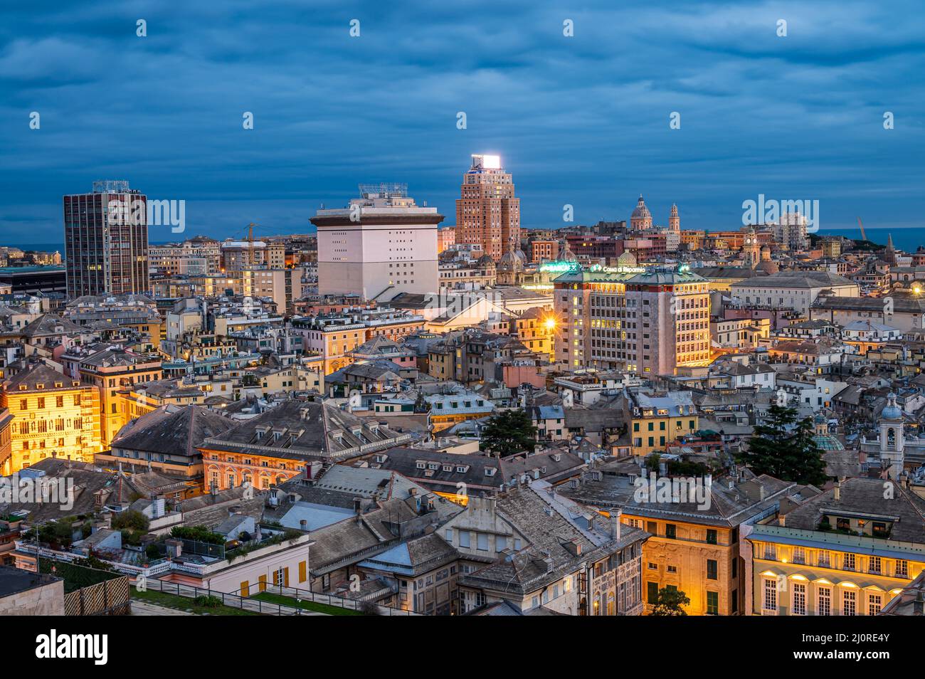 Blaue Stunde über der Altstadt von Genua Stockfoto