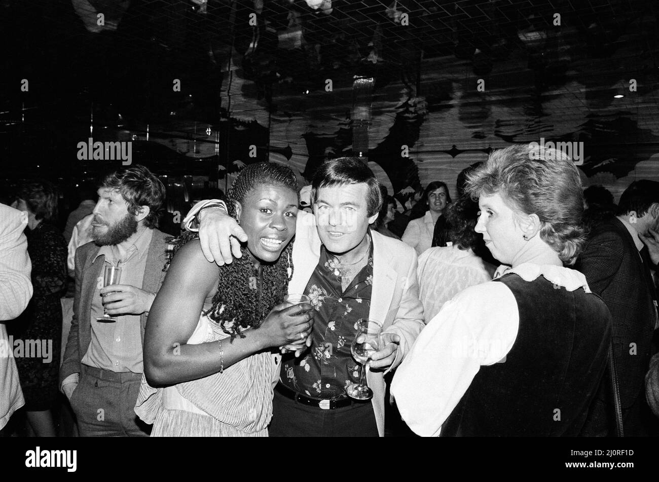 Top of the Pops 1000. Programmparty. Im Bild Tony Blackburn und Gast bei der Party im Gardens Night Club in Kensington, London. 5. Mai 1983. Stockfoto