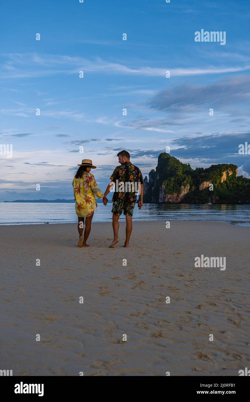 Kho Phi Phi Thailand, Paar Mann und Frau auf einer Reise auf der tropischen Insel Koh Phi Phi in Thailand Stockfoto