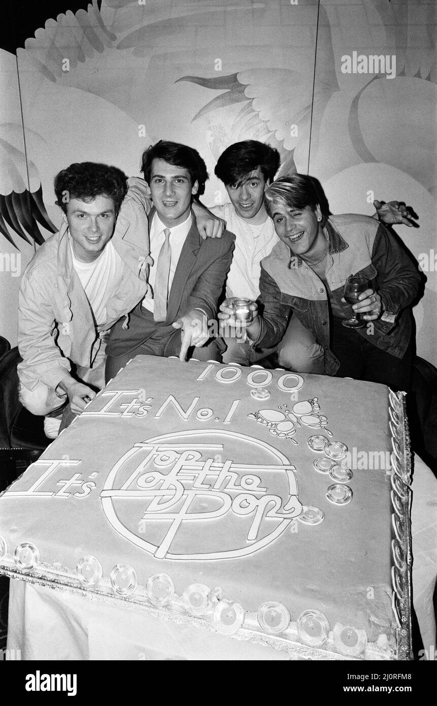 Top of the Pops 1000. Programmparty. Im Bild: Mitglieder des Spandau Ballet mit dem Top of the Pops Cake im Gardens Night Club in Kensington, London. 5. Mai 1983. Stockfoto