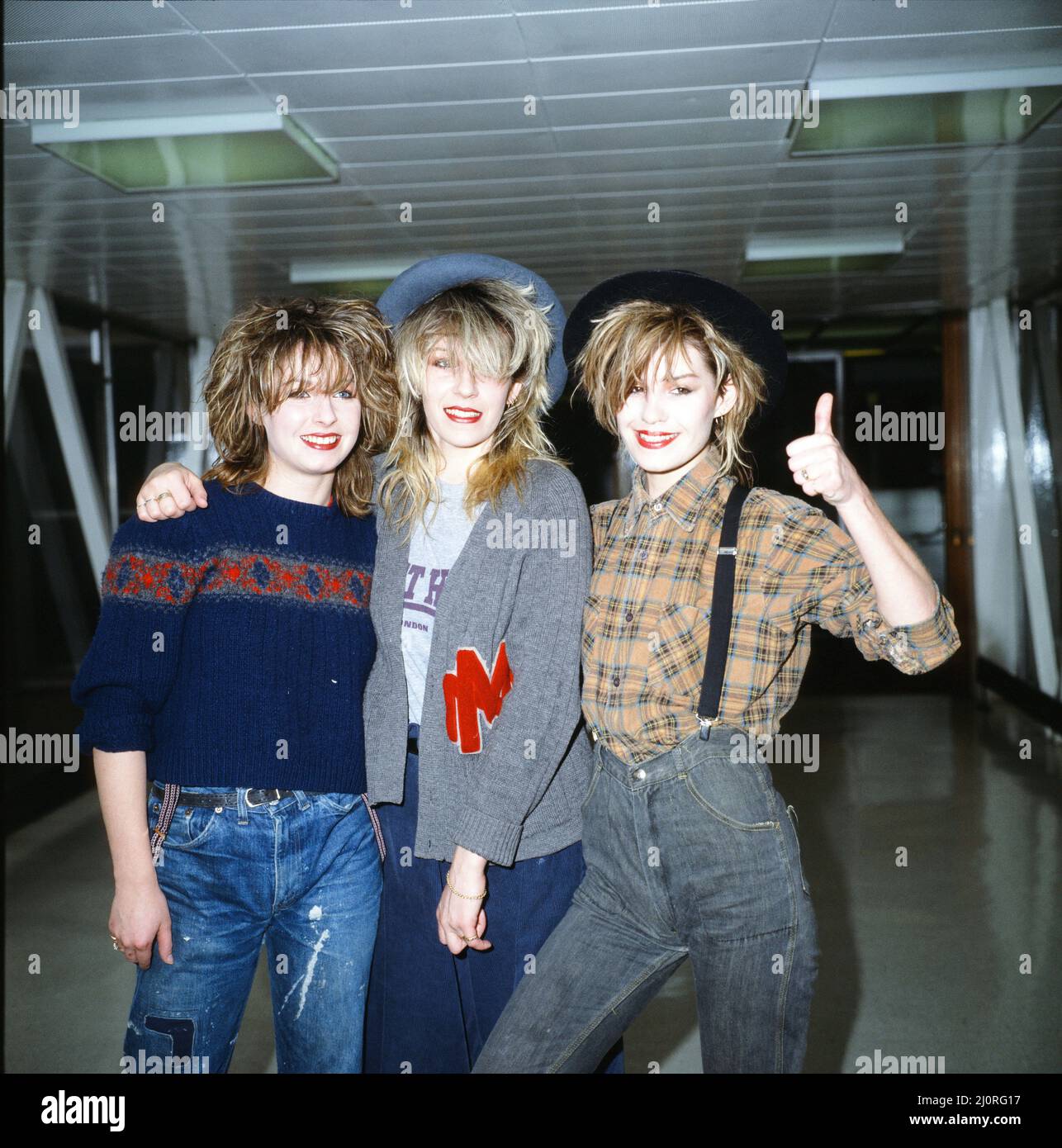 Keren Woodward, Sarah Dallin und Siobhan Fahey von Bananarama am Flughafen Heathrow, um nach Los Angeles zu fahren. 17.. März 1983. Stockfoto